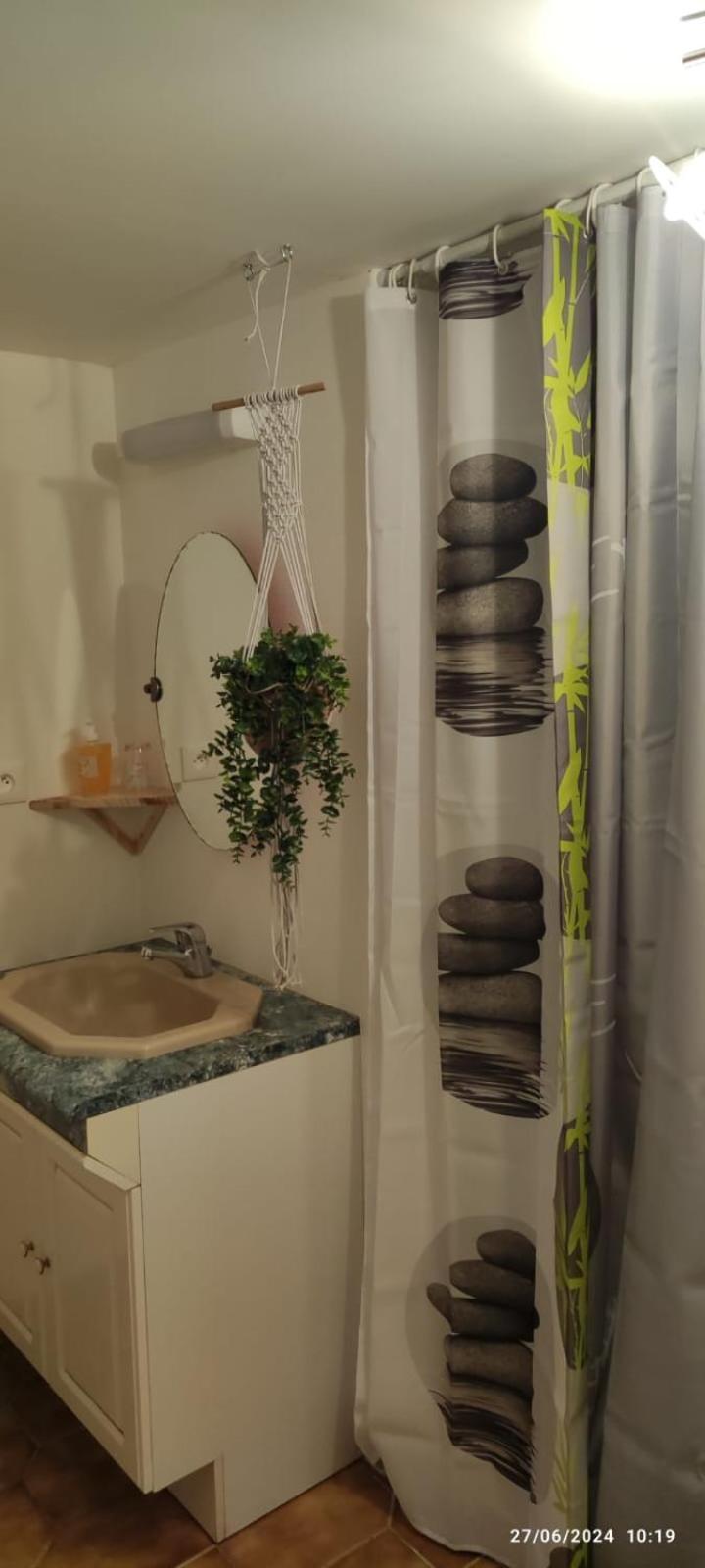 A L Ombre Du Figuier Apartment